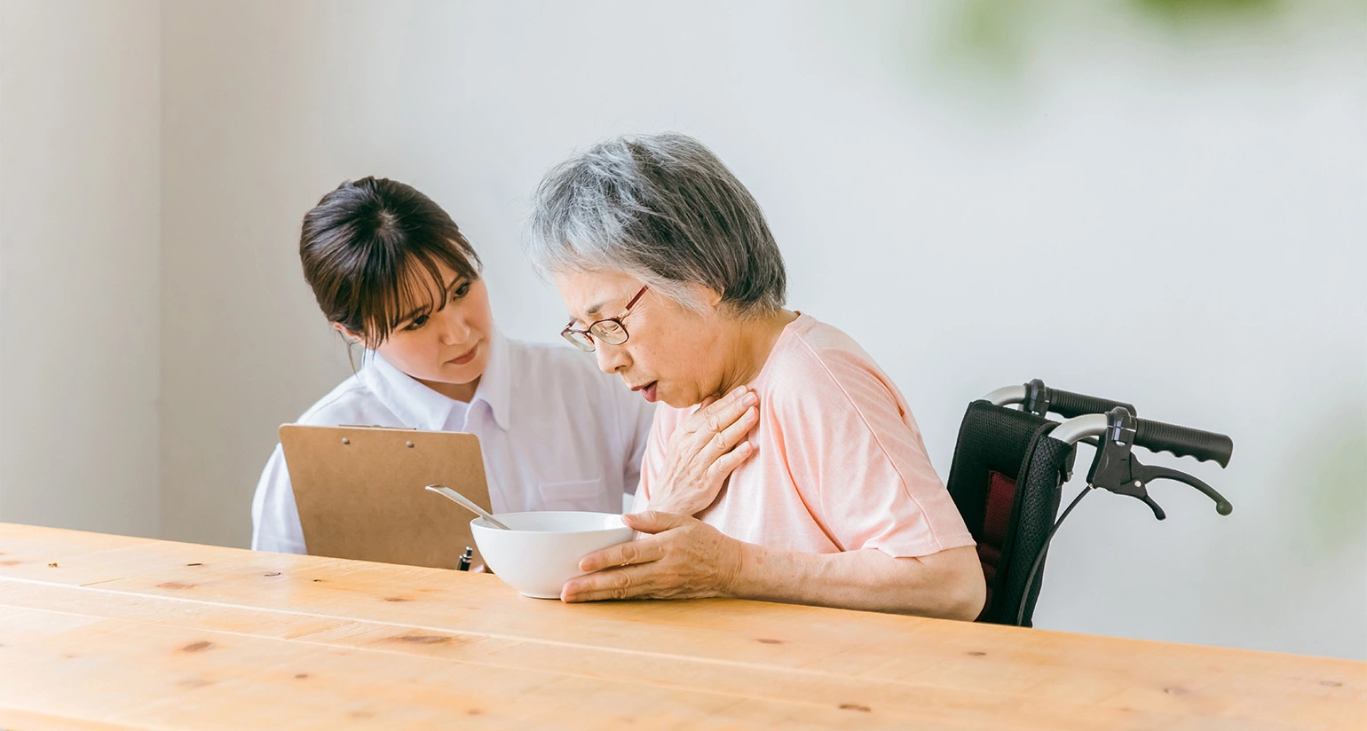 高齢者の誤嚥性肺炎の症状とは？原因や対応、予防法を解説